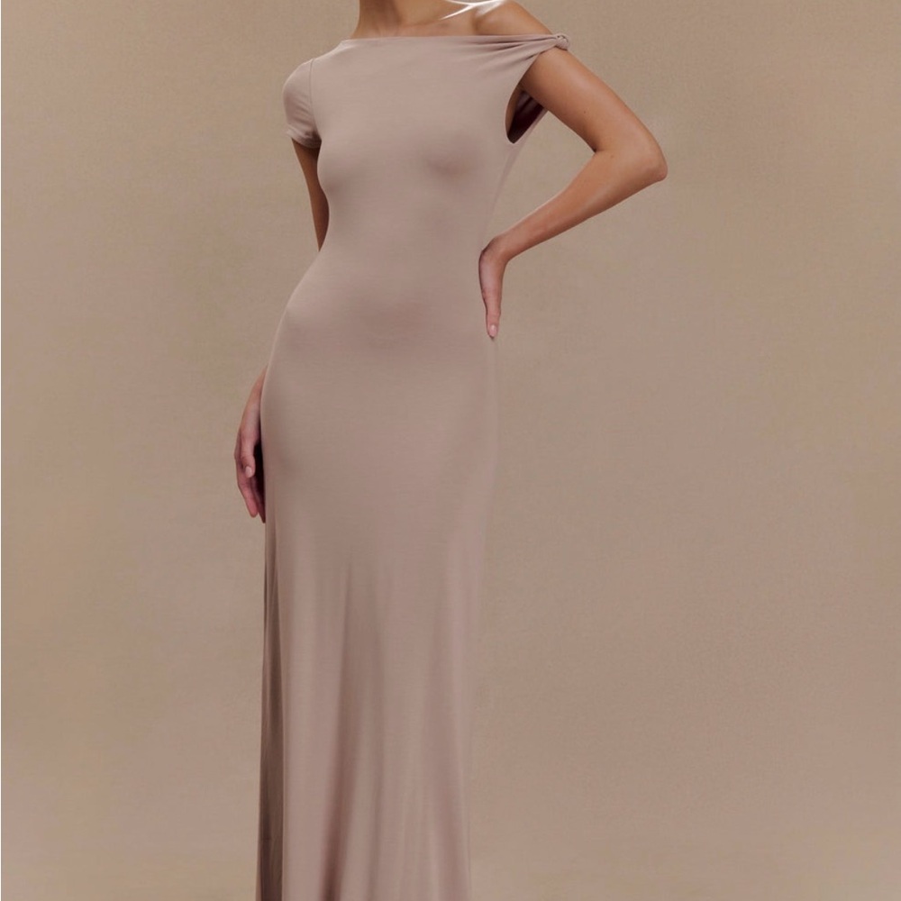 Meshki NWOT Tamsin Taupe Short Sleeve Maxi Dress in Mushroom Size Small